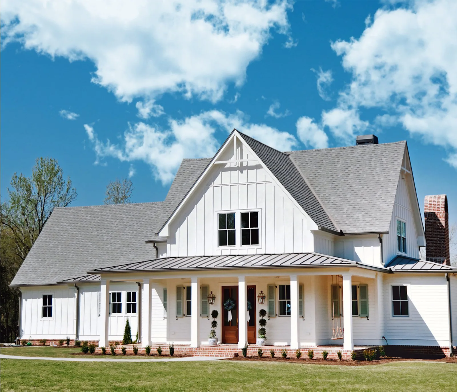 Modern farmhouse with James Hardie HardiePlank lap siding and HardiePanel board-and-batten in Arctic White