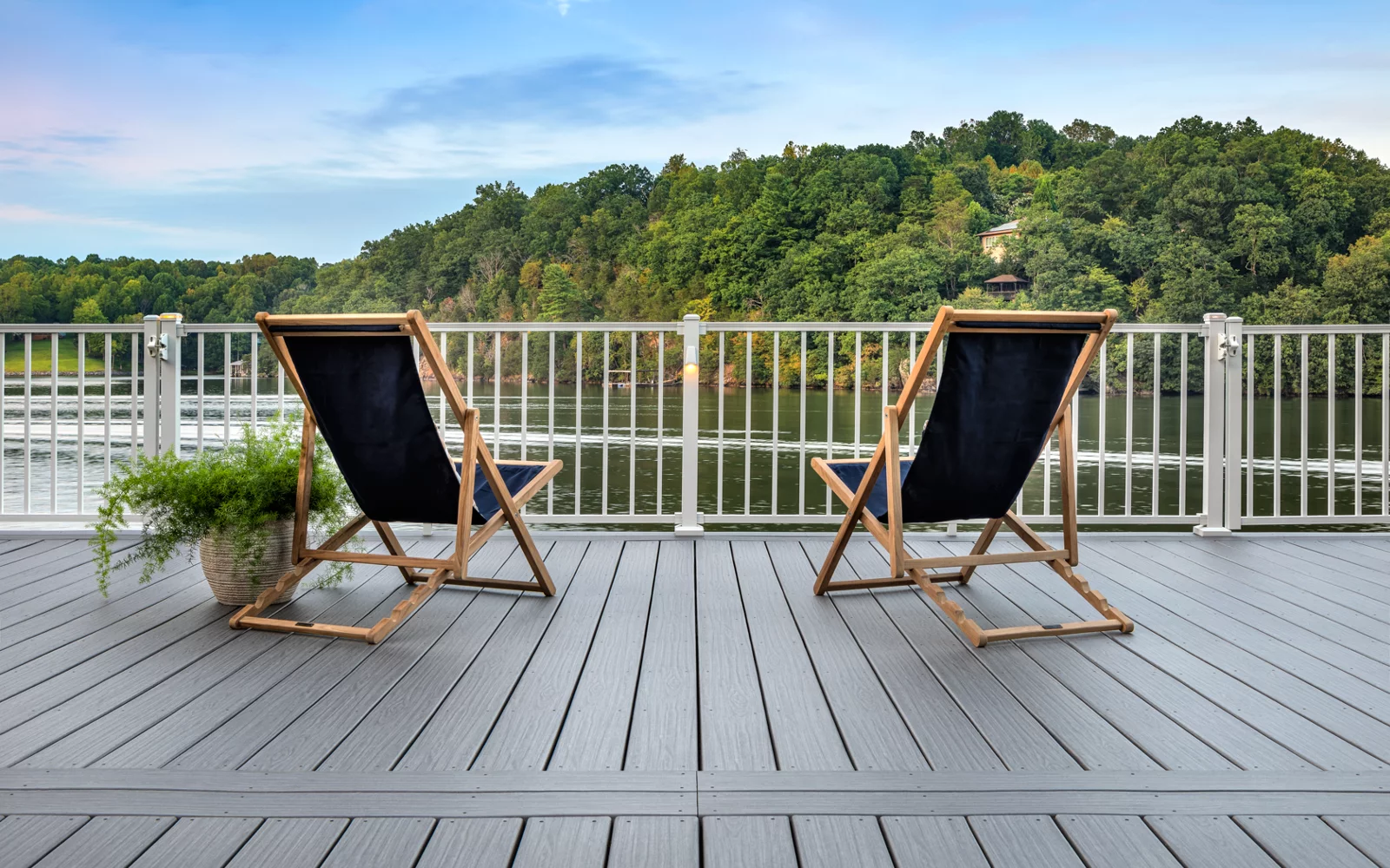 Trex Signature decking in Whidbey on lakeside dock with Signature aluminum railing