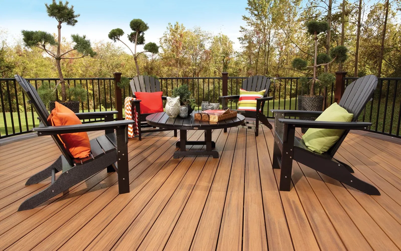 Trex Transcend deck with fire pit and outdoor furniture